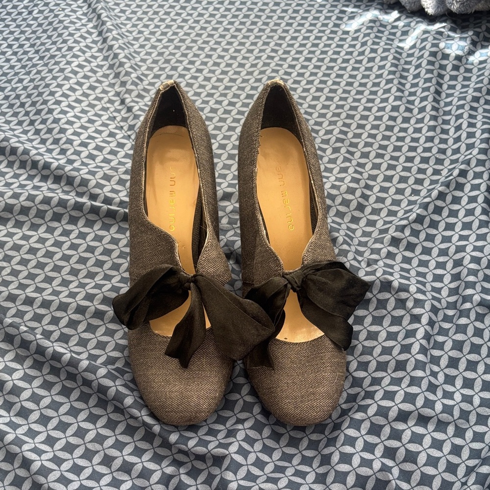 Ann Marino Elegant Brown Heels with Black Bow